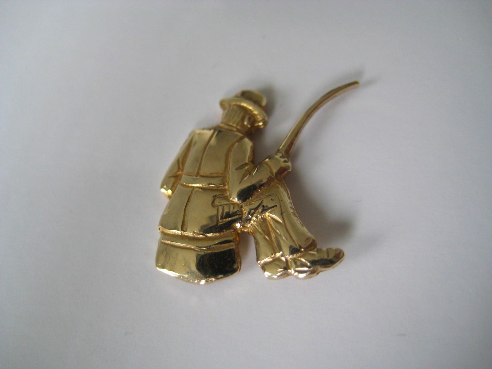 Unusual Solid 9ct Gold Fishing / Fisherman Lapel Pin 1.52g Hallmarked B’hm 2010