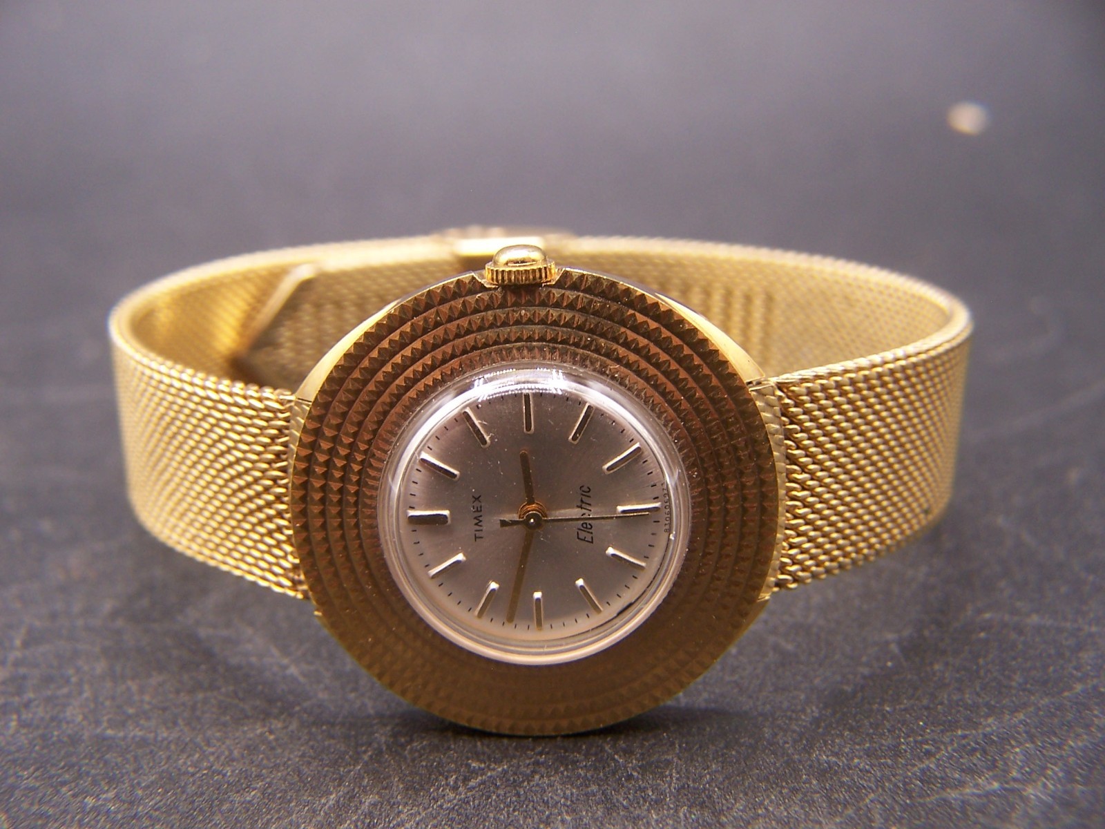 VINTAGE 1973 WOMEN’S TIMEX GOLD TONE FACETED BEZEL ELECTRIC WRISTWATCH EXCELLENT