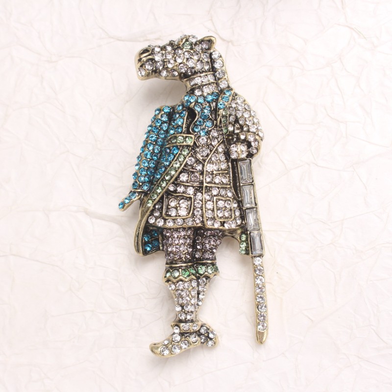 Dainty Lady’s Camel – Headed Knight Brooch:Unique Jewelry Accessory,Perfect Gift