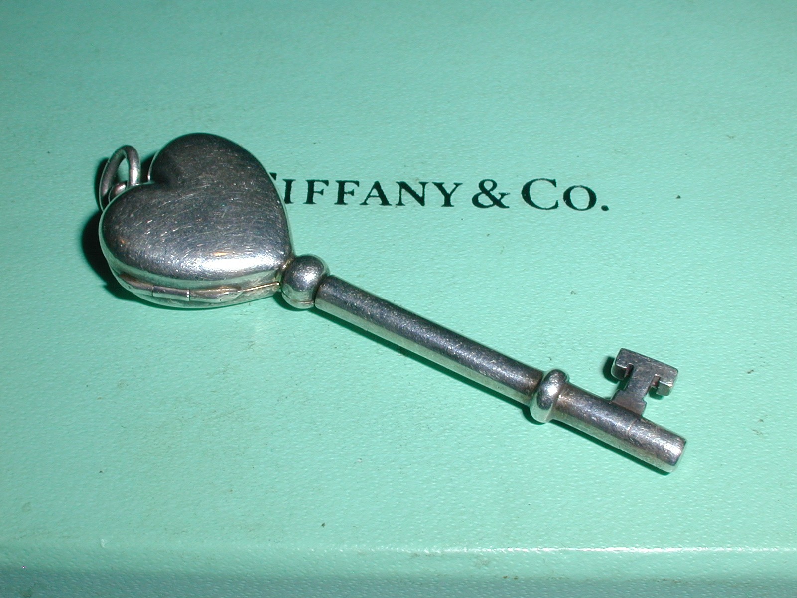 TIFFANY & CO STERLING SILVER HEART ANTIQUE KEY LOCKET PENDANT W/ ENAMEL – ITALY