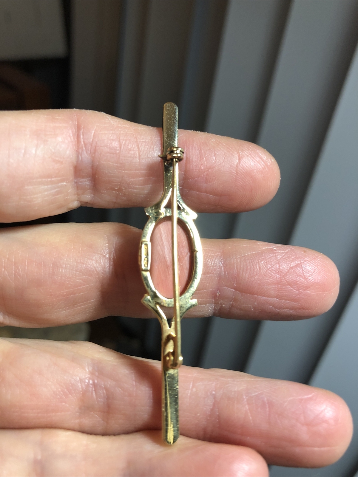Vintage 750 18K Yellow Gold Salmon Coral Bar Pin Brooch 6g, 2 7/16″