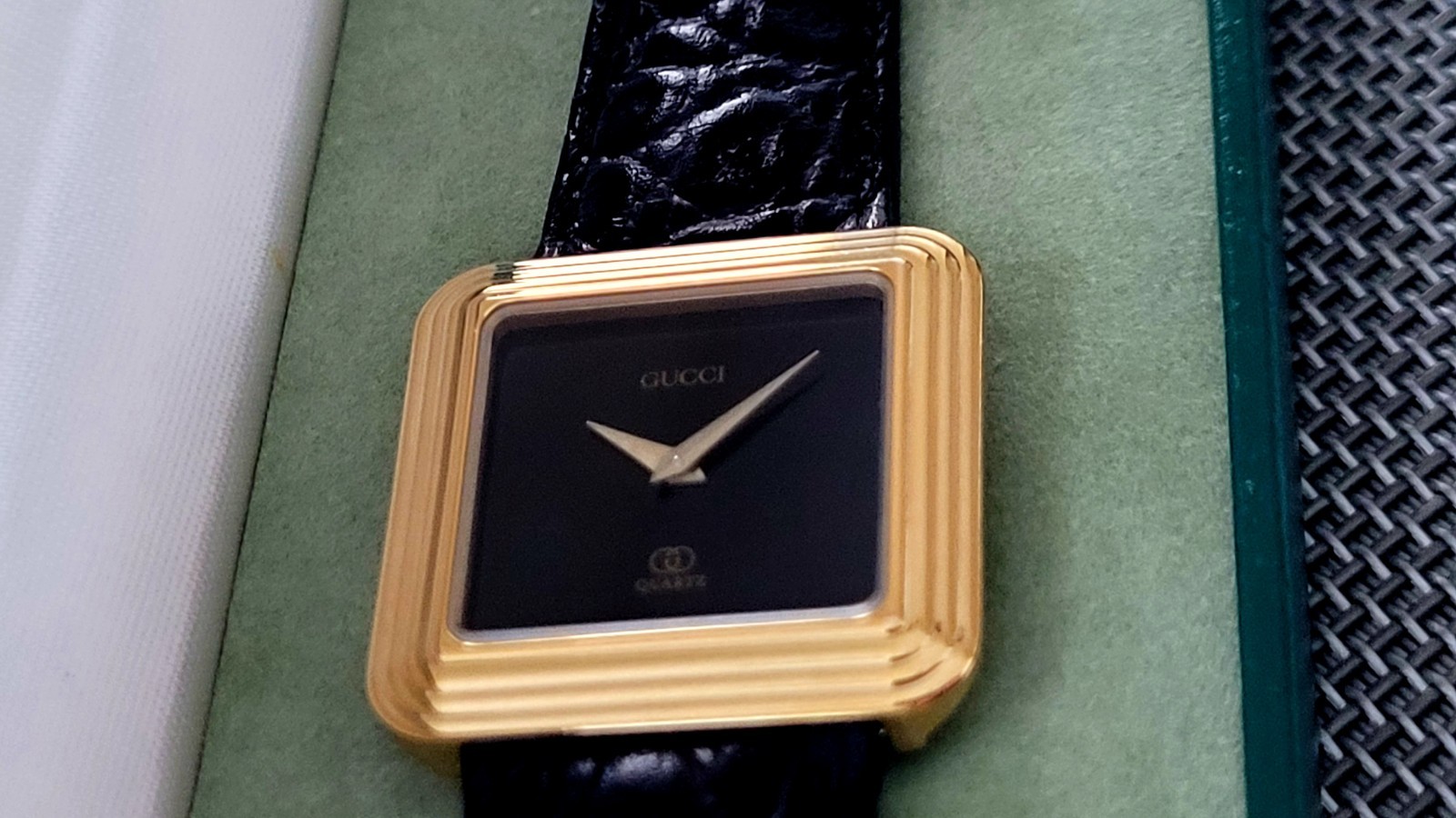 Gucci Ladies💃Watch,Authentic Swiss Made,Beautiful,Scratch Free Crystal,28MM CS