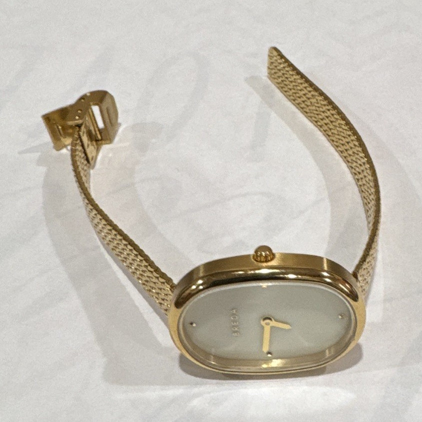 Gucci Women’s Quartz Dress Watch White Dial Gold Tone Cushion Bracelet 25mm