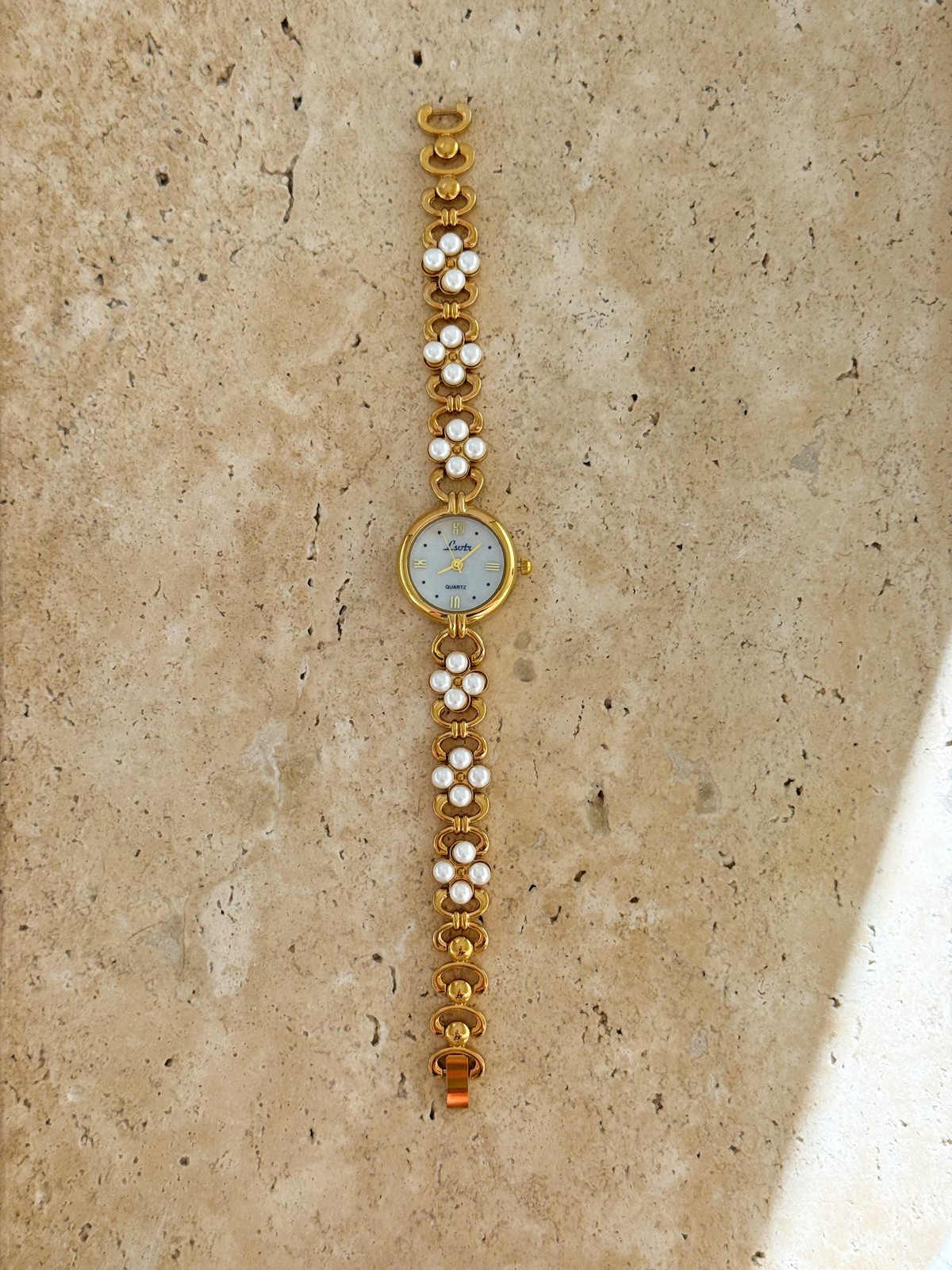 Elegant Women Pearl Watch Bracelet In Gold Tone With Minimalist Vintage Style