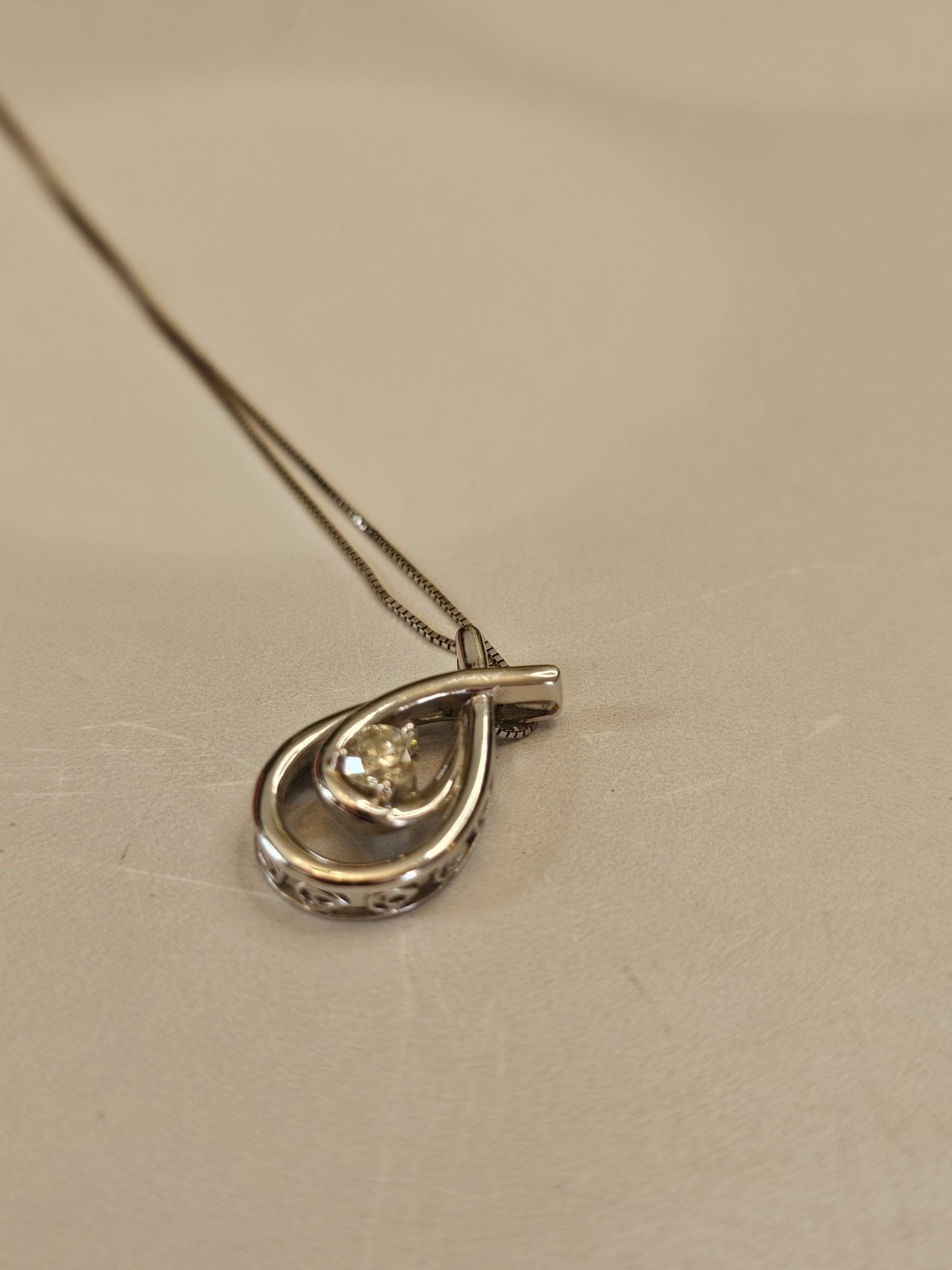 10K SOLID WHITE GOLD DIAMOND EMBRACE OF LOVE PENDANT ON 10K NECKLACE 20″ 2.76 G