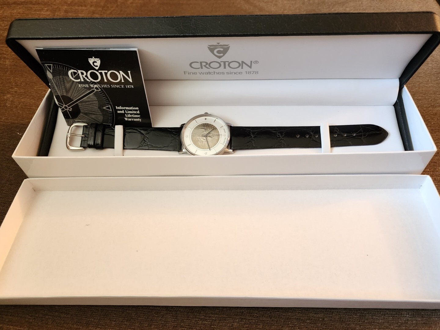NOS UNIQUE MEN’S CROTON SWISS “ILLINOIS”. COLLECTABLE STATE QUARTER WATCH
