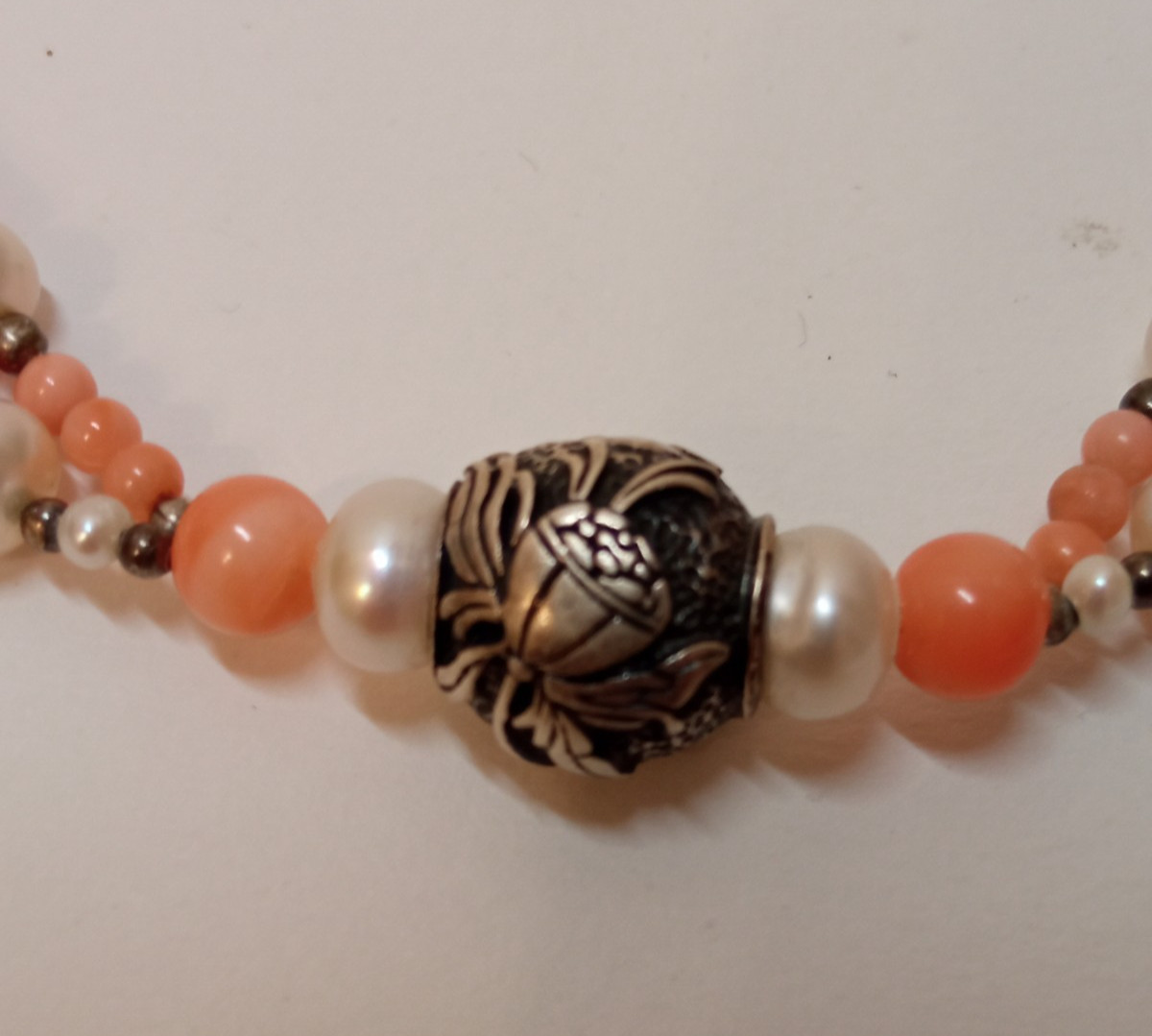 E5SE Vtg Pink Coral Pearl Necklace with Charm Clasp and Silver Balls 45cm
