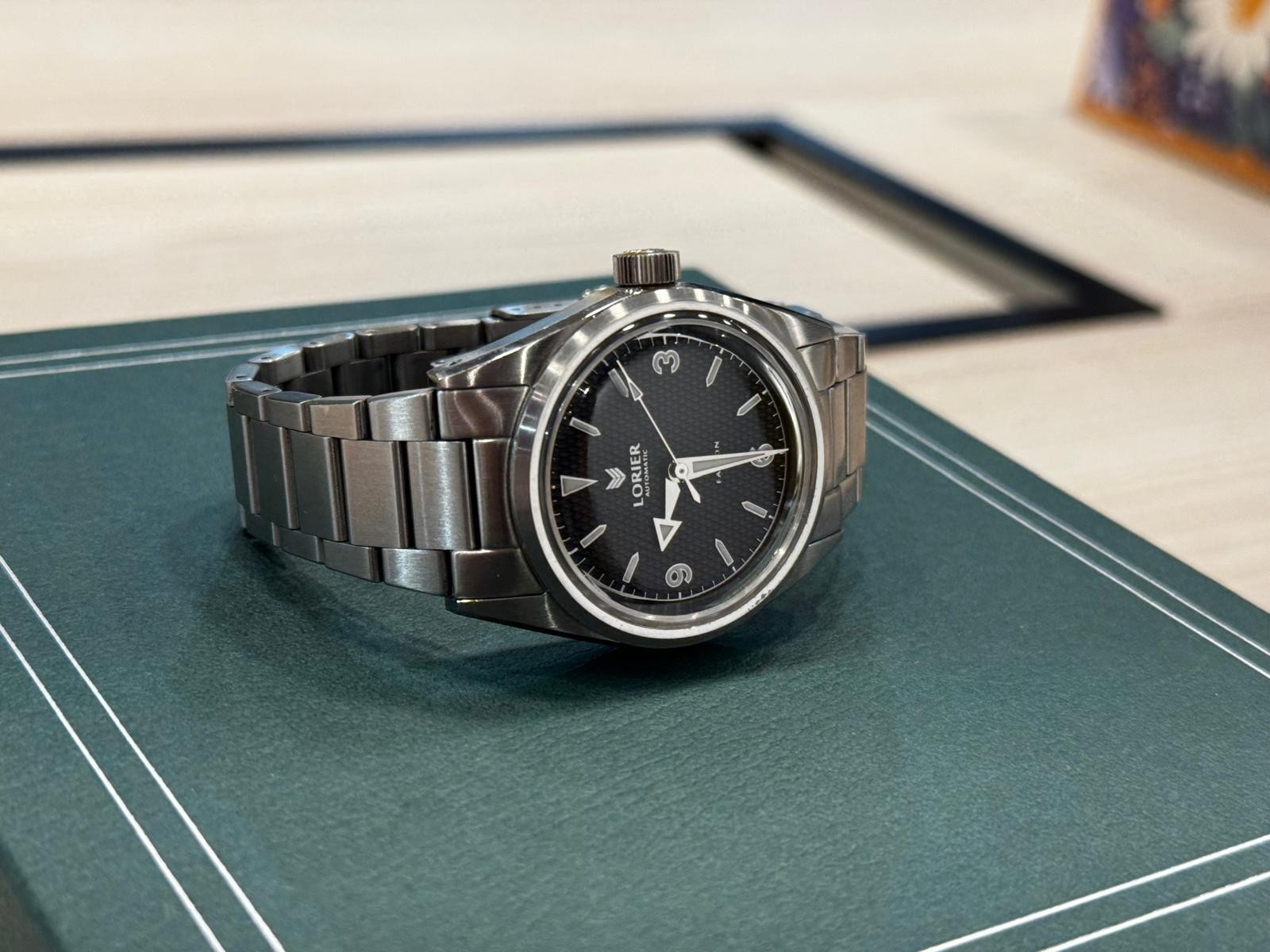 LORIER FALCON SERIES III / 36mm / Black Honeycomb dial / Superluminova markers