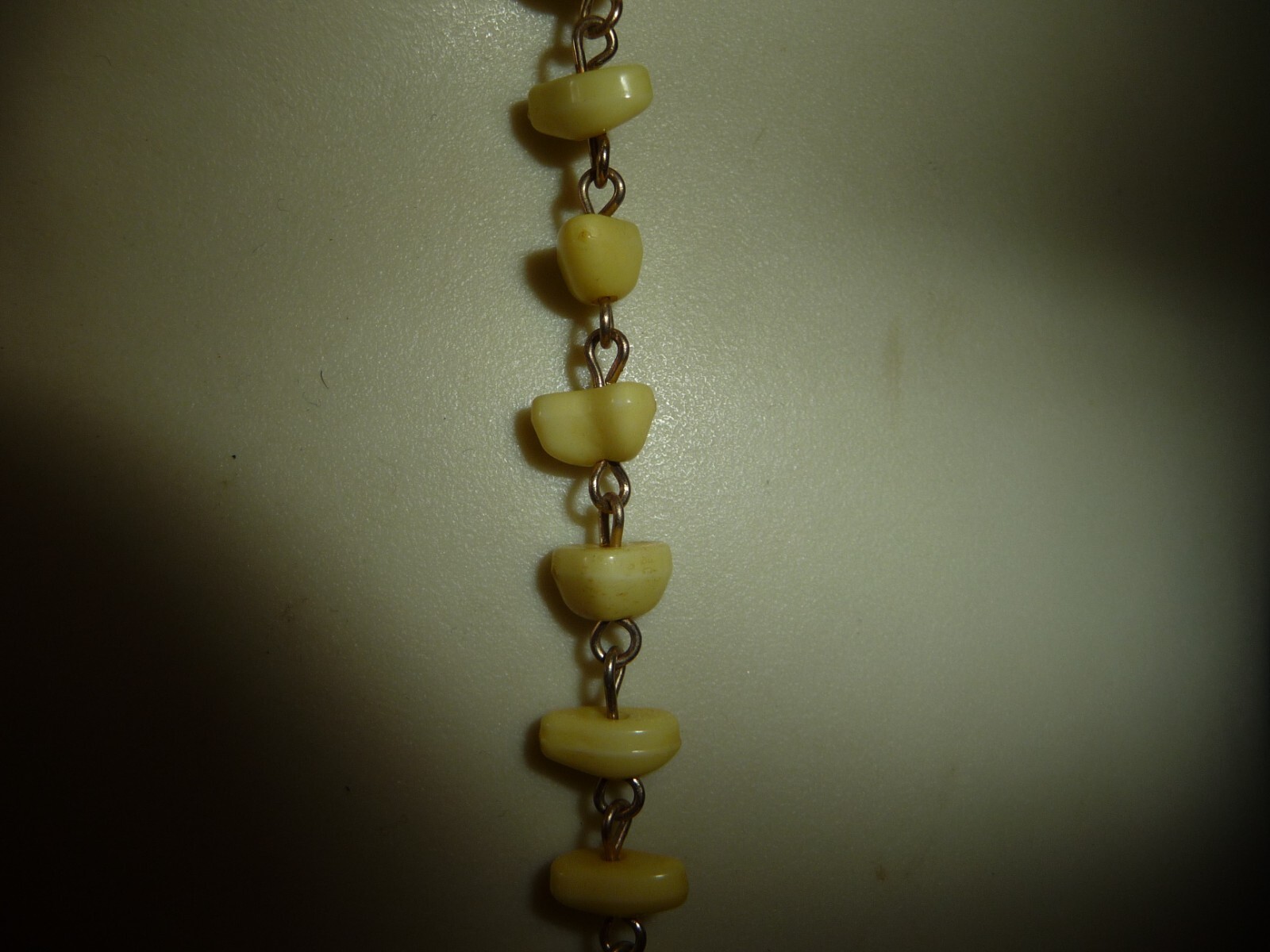 “C” DESIGN GOLD TONE WIRED PALE YELLOW BEADS w GOLD TONE TASSEL NECKLACE #26/19K