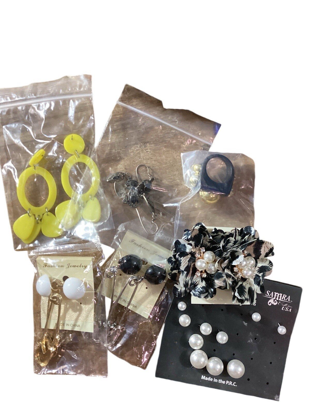 Lots Of Earrings/5 Earrings, And 1 Ring ￼￼