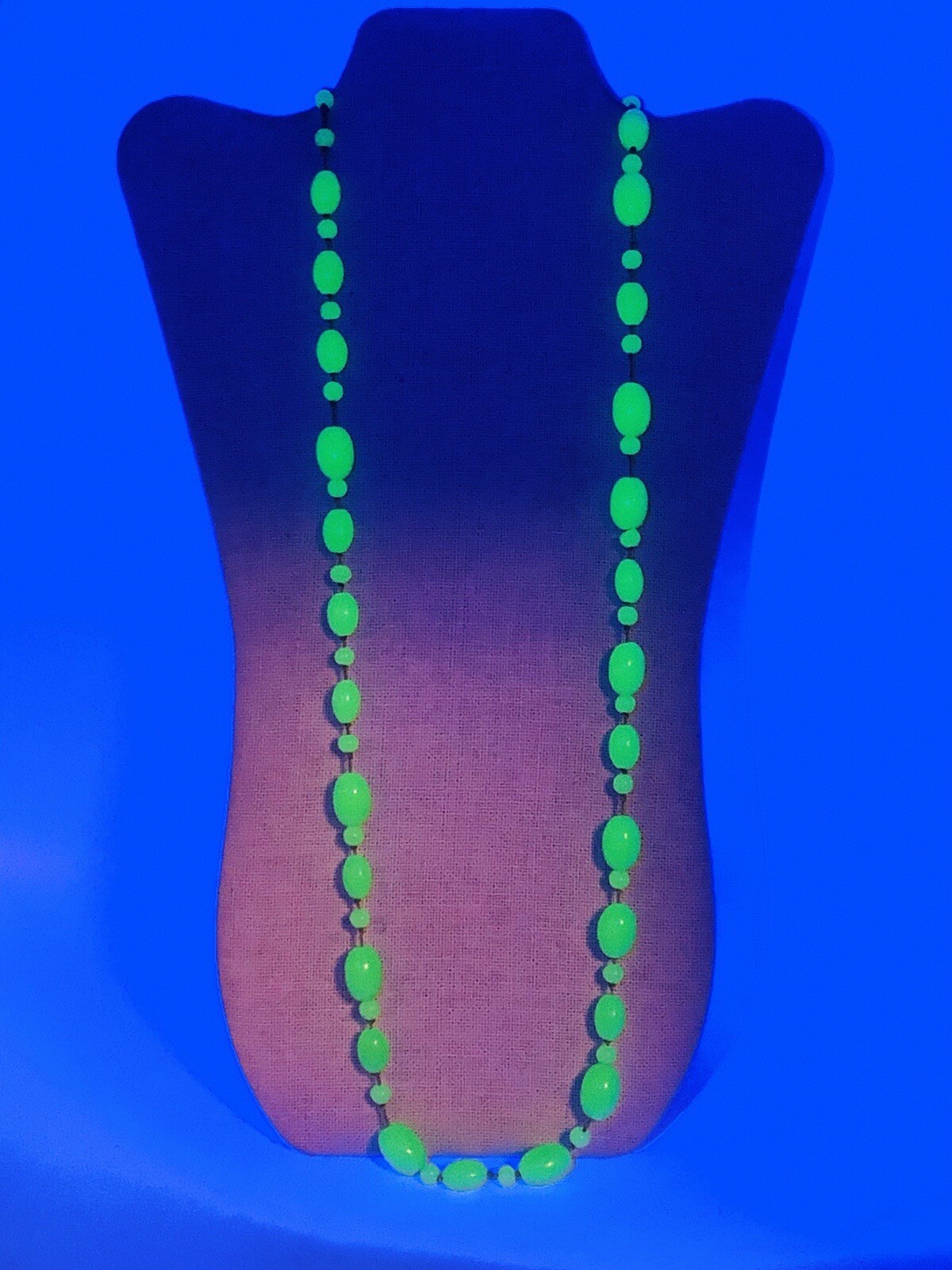 Vtg Art Decor Green Uranium Glass Beaded Hand Knot Overhead Necklace 32”