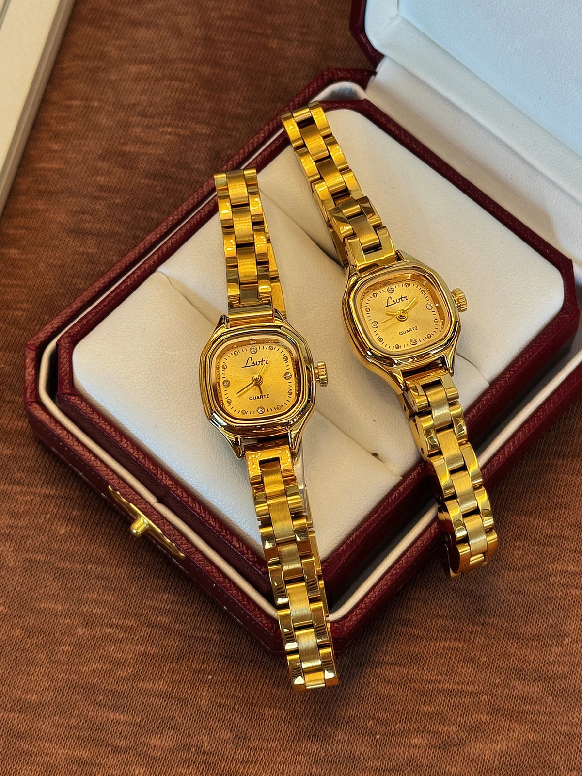 1pc New Mini, small and exquisite Vintage Golden Square-Dial Women’s Watch