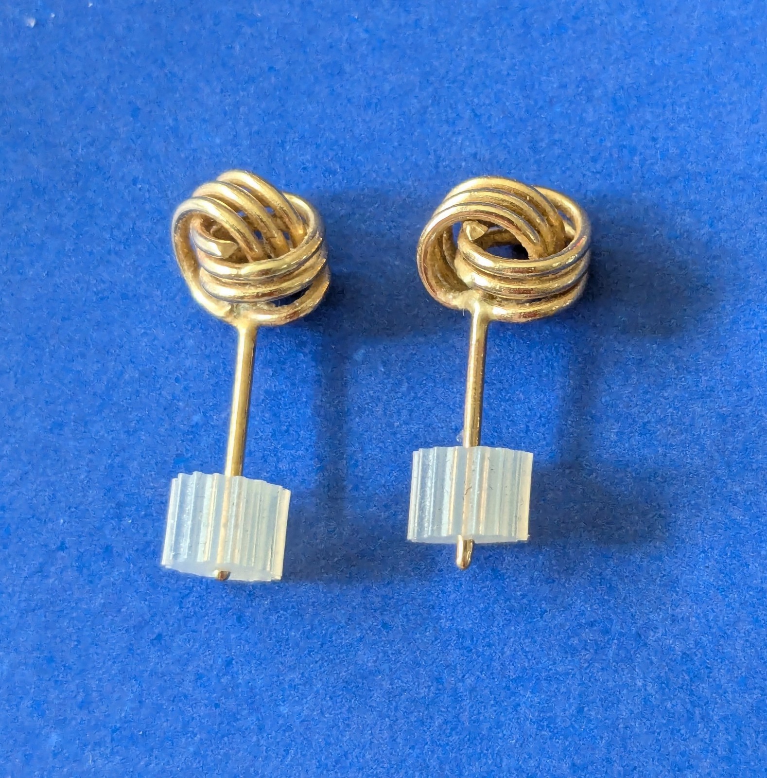 14K Yellow Gold Love Knot Stud Earrings Vintage Classic Textured Posts B35