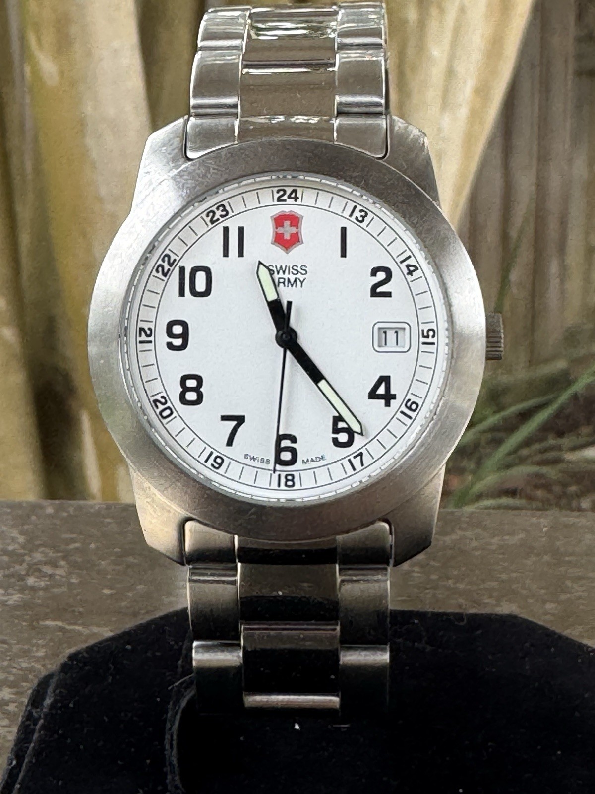 Victorinox Swiss Army Quartz Ref: 24972 Date Arabic Numerals Steel Bracelet 40mm