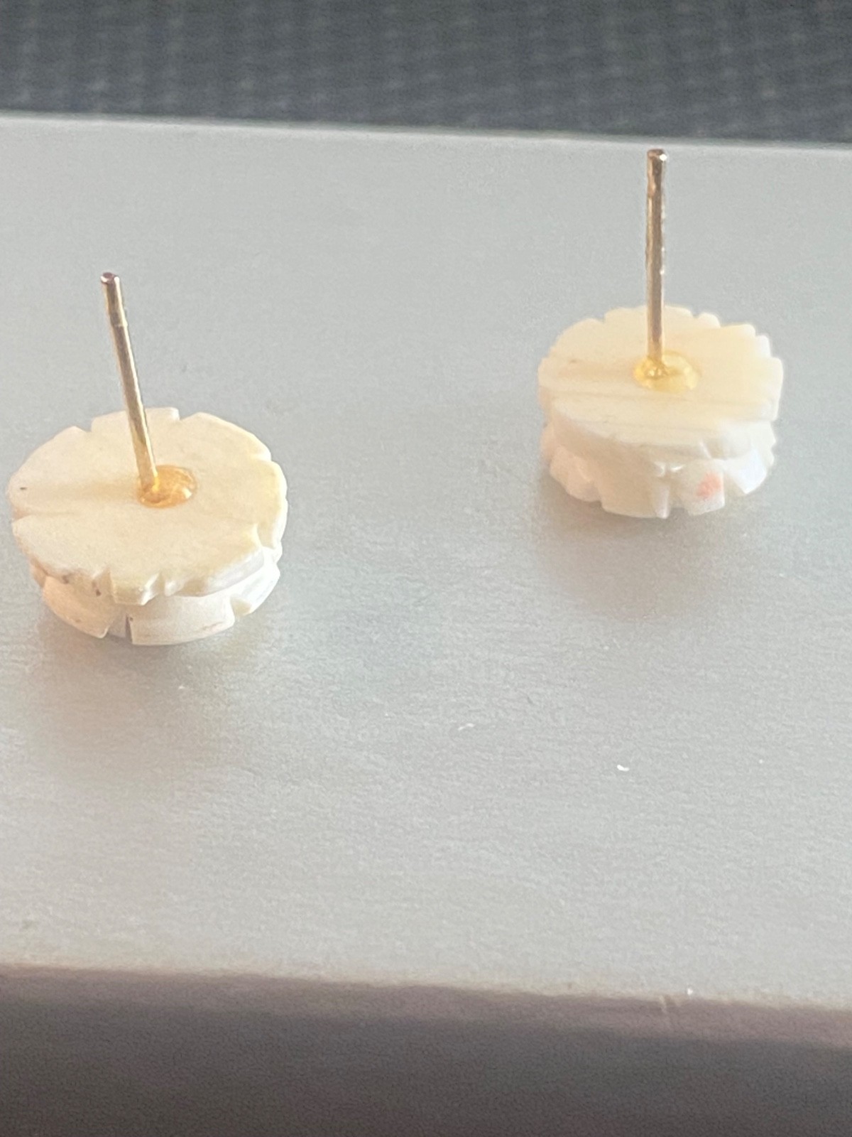 EarRings 14ct gold post Trifari Carved white Roses