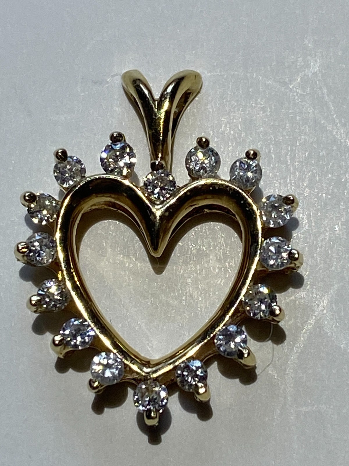 Gold Heart Pendant / 16 Diamonds – Stamped 14K Yellow Gold 1.2 grams -incl. box