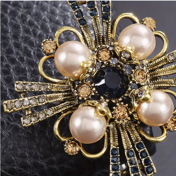 BROOCH- Vintage Style Brooch with Inlaid Rhinestones and Imitation Pearls