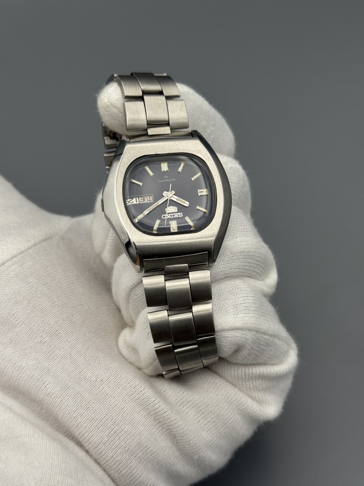 TV Shape Vintage Seiko 5 Automatic Black Dial Day/Date Men’s Wrist Watch Japan