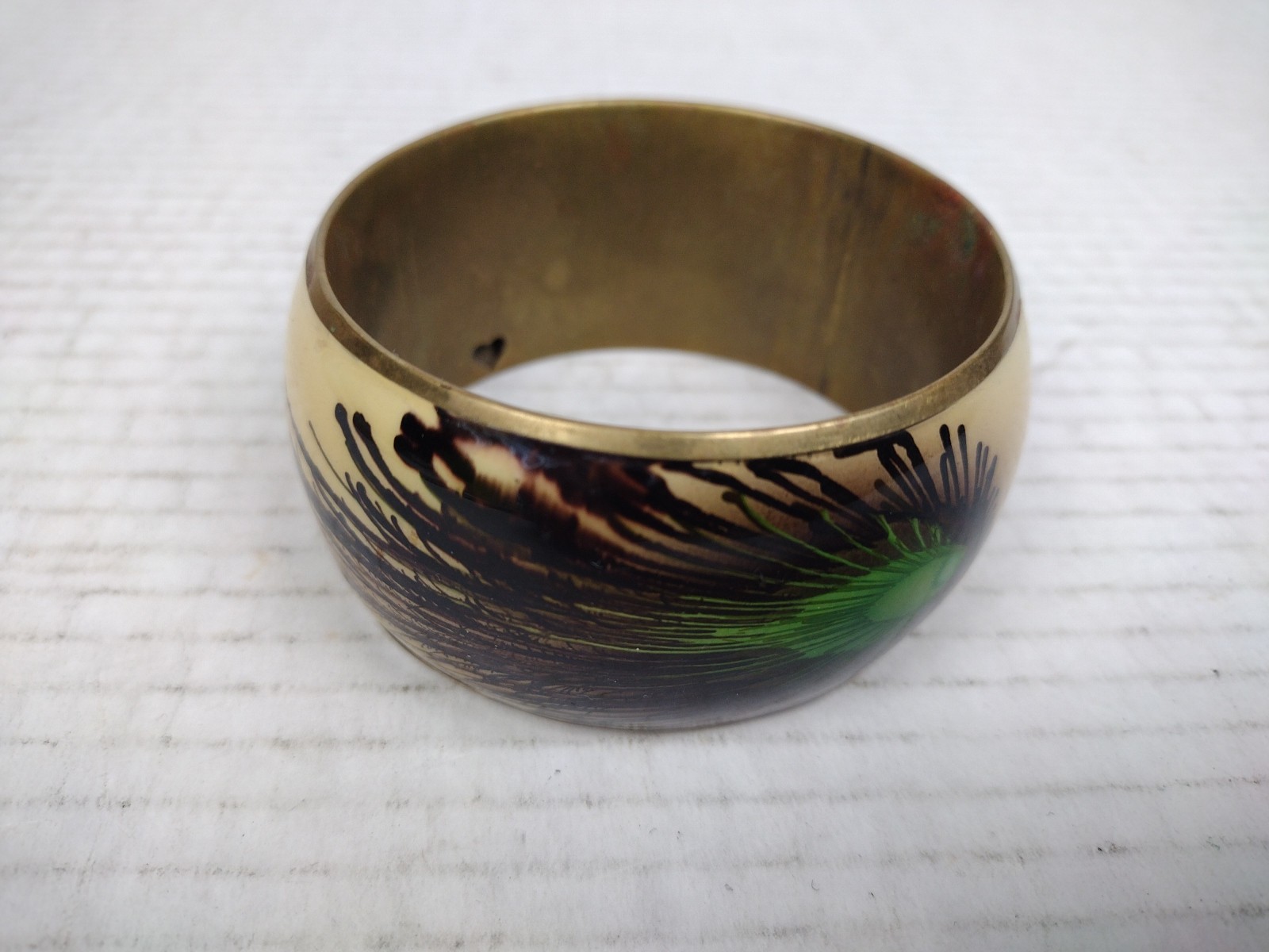 LUCITE ACRYLIC PEACOCK FEATHER BANGLE 1970’s CHUNKY BRACELET