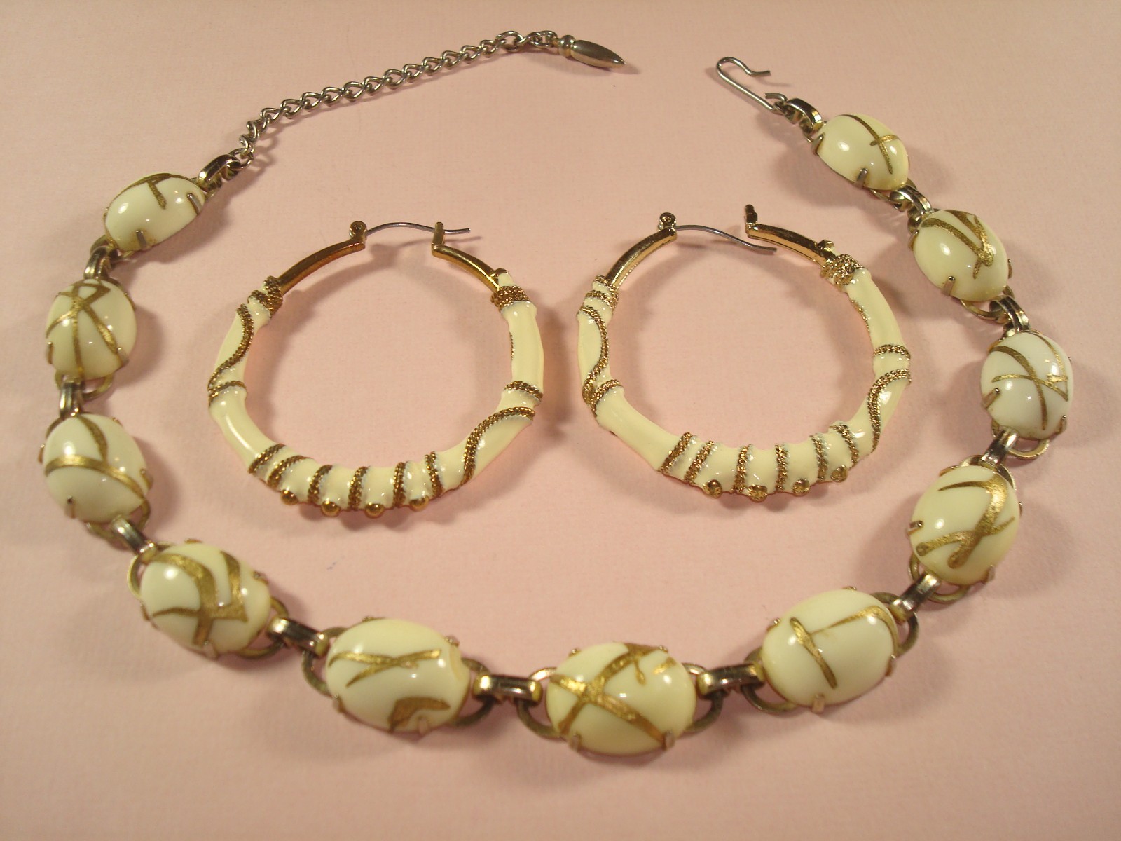 VINTAGE, SET NECKLACE & POST HOOP LARGE EARRINGS CREAM/BEIGE GOLD ACCENT PERFECT