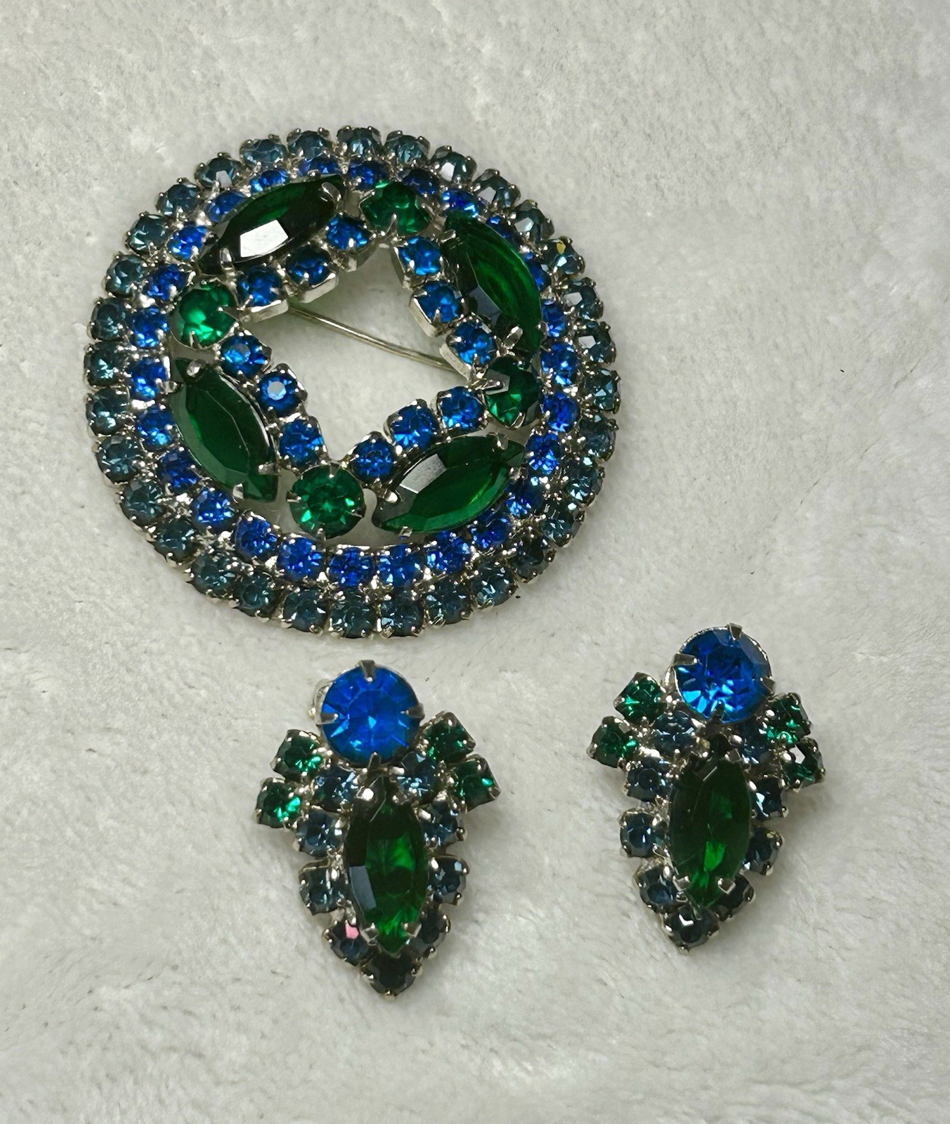 Vtg Juliana DeLizza Elster Blue Green Rhinestone Brooch Earrings Set Demi Parure