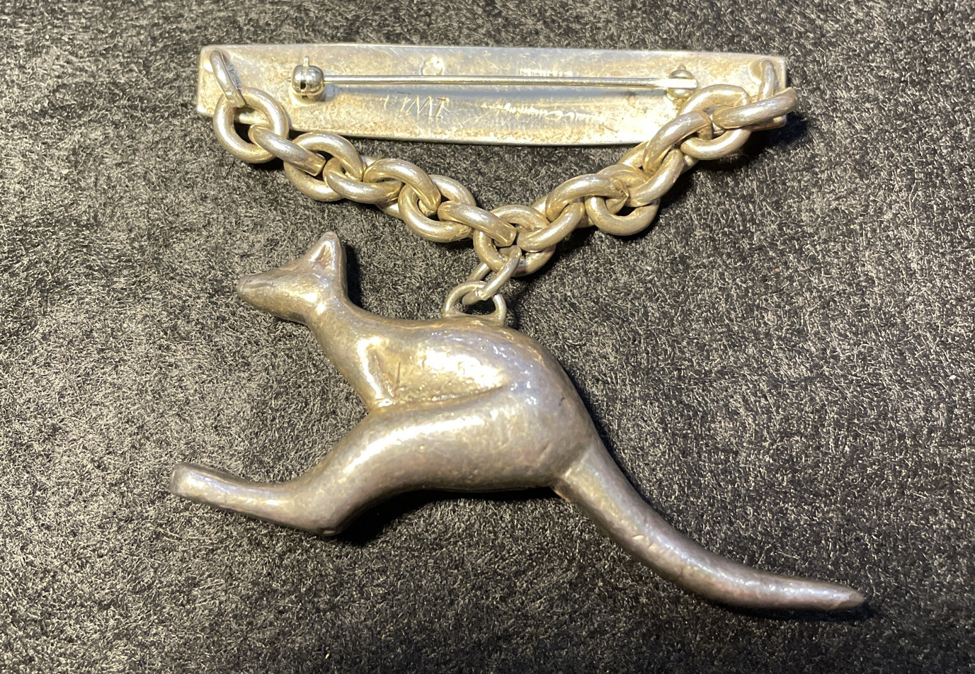SUSAN CUMMINGS sterling silver IWLF HAMMERED BAR KANGAROO DANGLE BROOCH PIN
