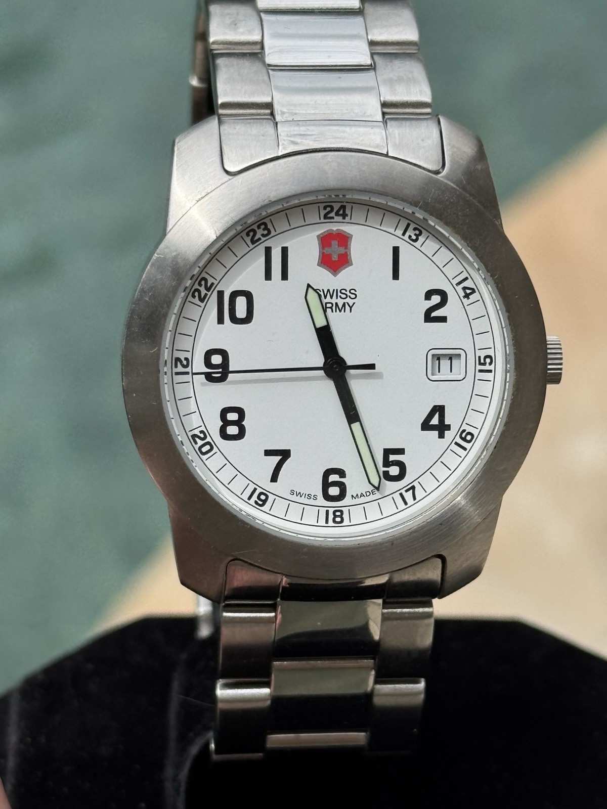 Victorinox Swiss Army Quartz Ref: 24972 Date Arabic Numerals Steel Bracelet 40mm
