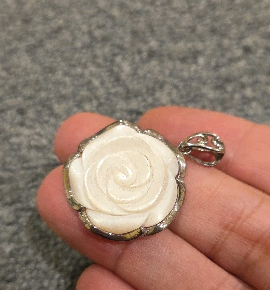 925 Sterling Silver Oyster Mother Of Pearl Shell Rose Flower Pendant 8.8 Grams
