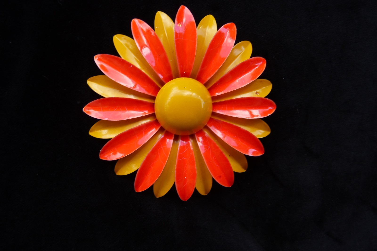 CLASSIC VTG 1960’s DAISY FLOWER ORANGE & YELLOW ENAMEL METAL PIN BROOCH 3″D