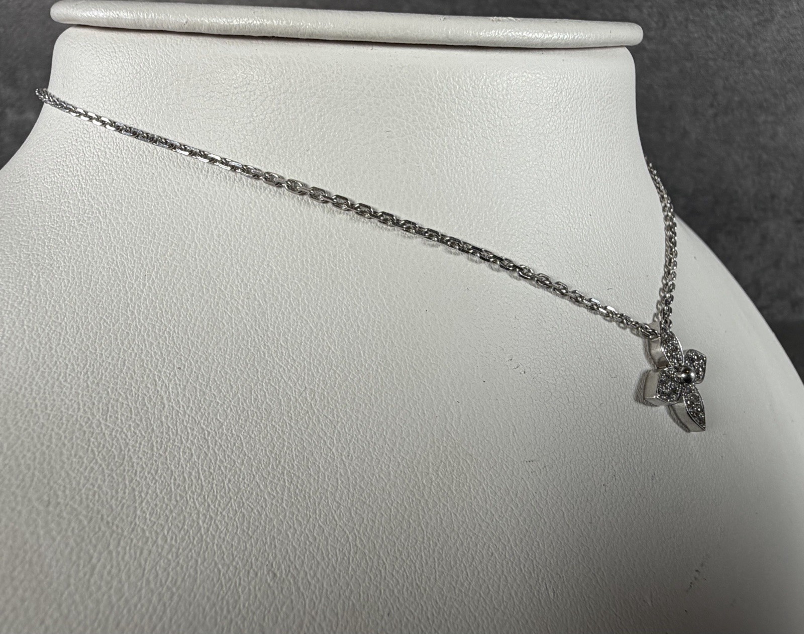 Louis Vuitton Star Blossom Diamond Necklace/ Pendant 750 ~ 17” ~ 5.0 Gr No Clasp