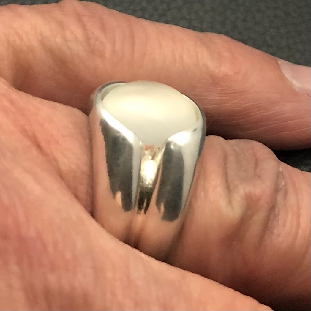 MJG STERLING SILVER MEN’S RING. 14 x 10mm OVAL NATURAL MOONSTONE CAB. SZ 10.