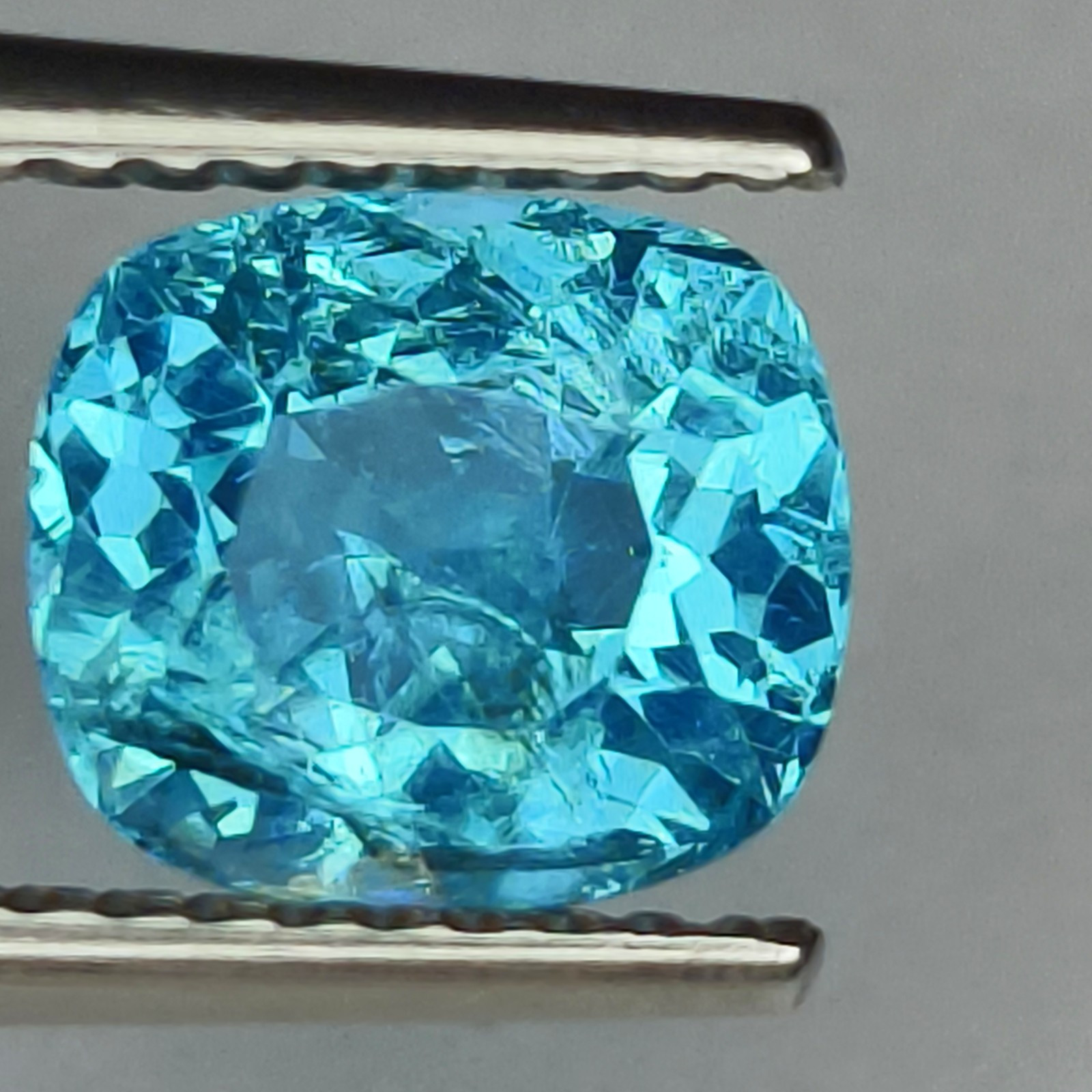PRETTY NATURAL2.00Cts BEAUTIFUL NEON BLUE APATITE