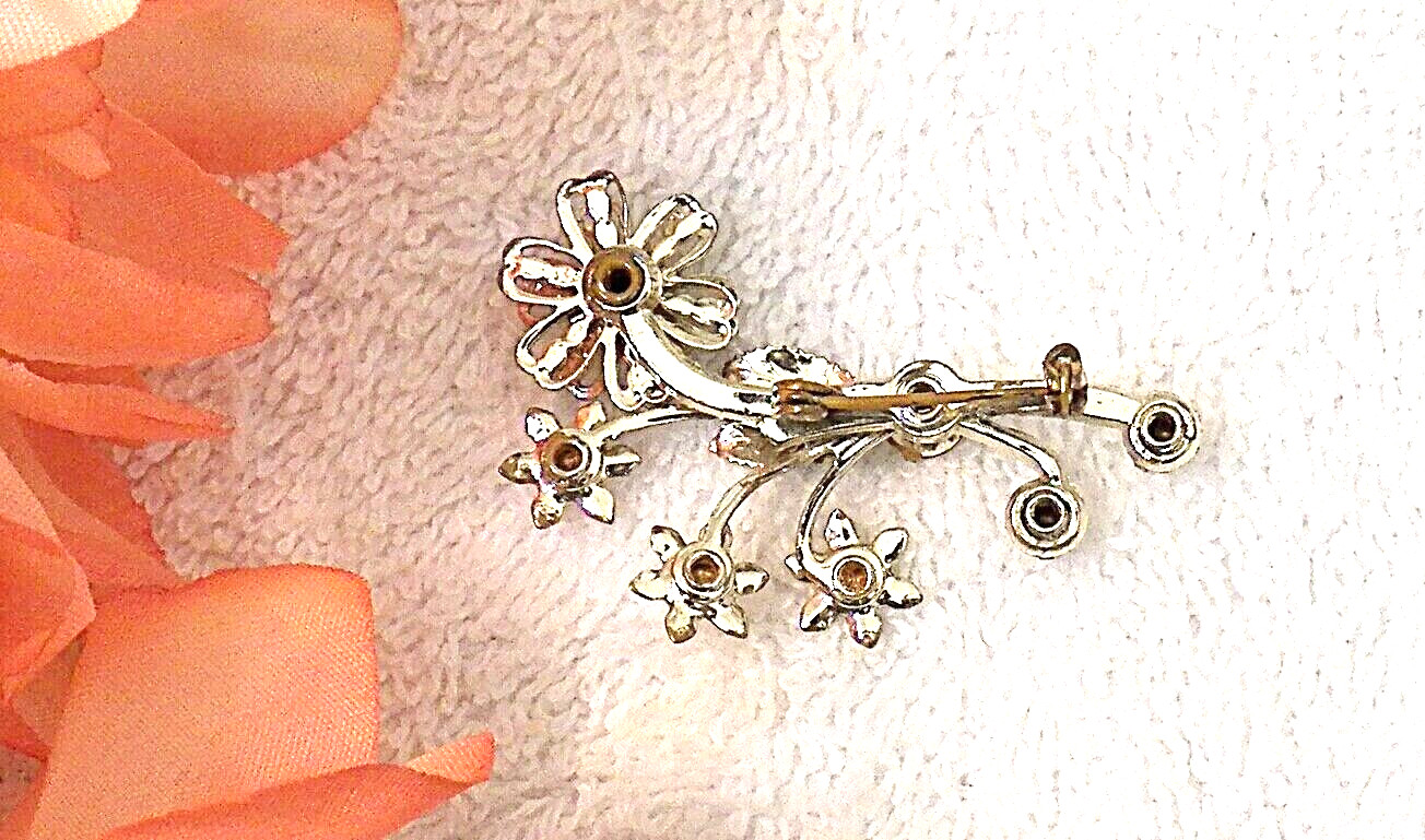 CLASSIC PIN BROOCH BOUQUET BASKET FLOWER PETALS FERN PLANT SPRAY RHINESTON VL-B1