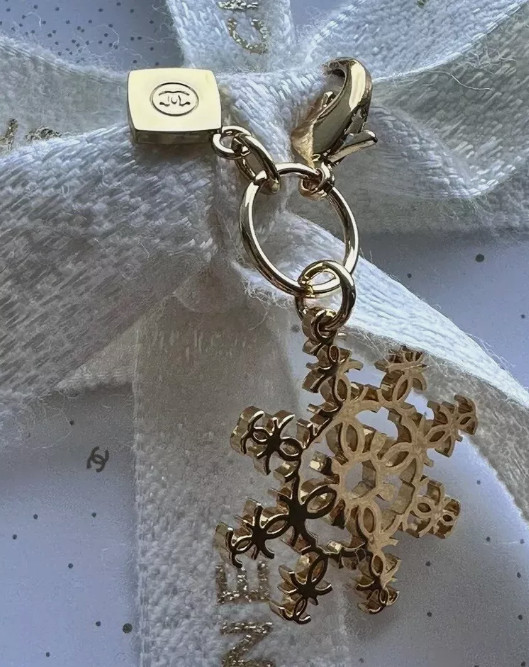 💠CHANEL CC Charm Snowflake Charm Holiday ’24 Gold-tone Limited-Ed New FREE SHIP