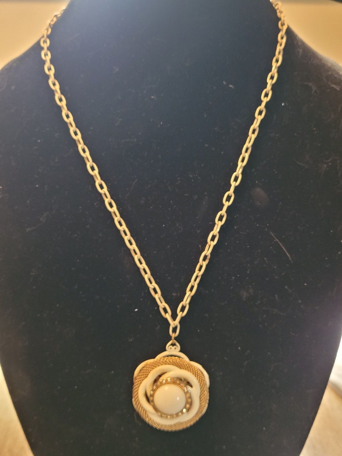 Vintage White Enamel Flower Pendant Necklace Gold Tone Mesh Statement 60s Retro