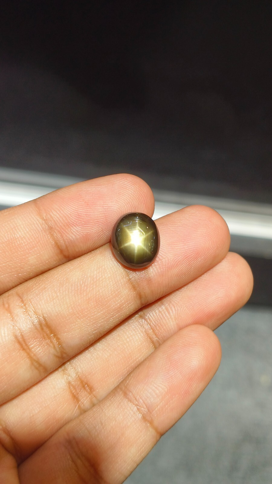 A VERY BEAUTIFUL AND TOP QUALITY BLACK STAR SAPPHIRE 7.69 cts WITH 6 RAY STAR ⭐