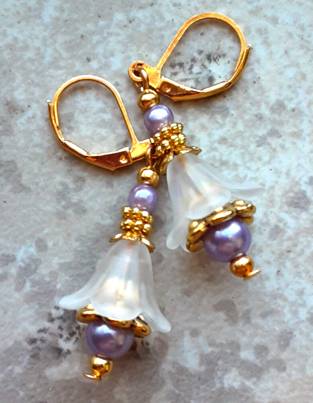 WHITE FLOWER Acrylic LAVENDER Glass Pearl earring GP LEVER BACK XX
