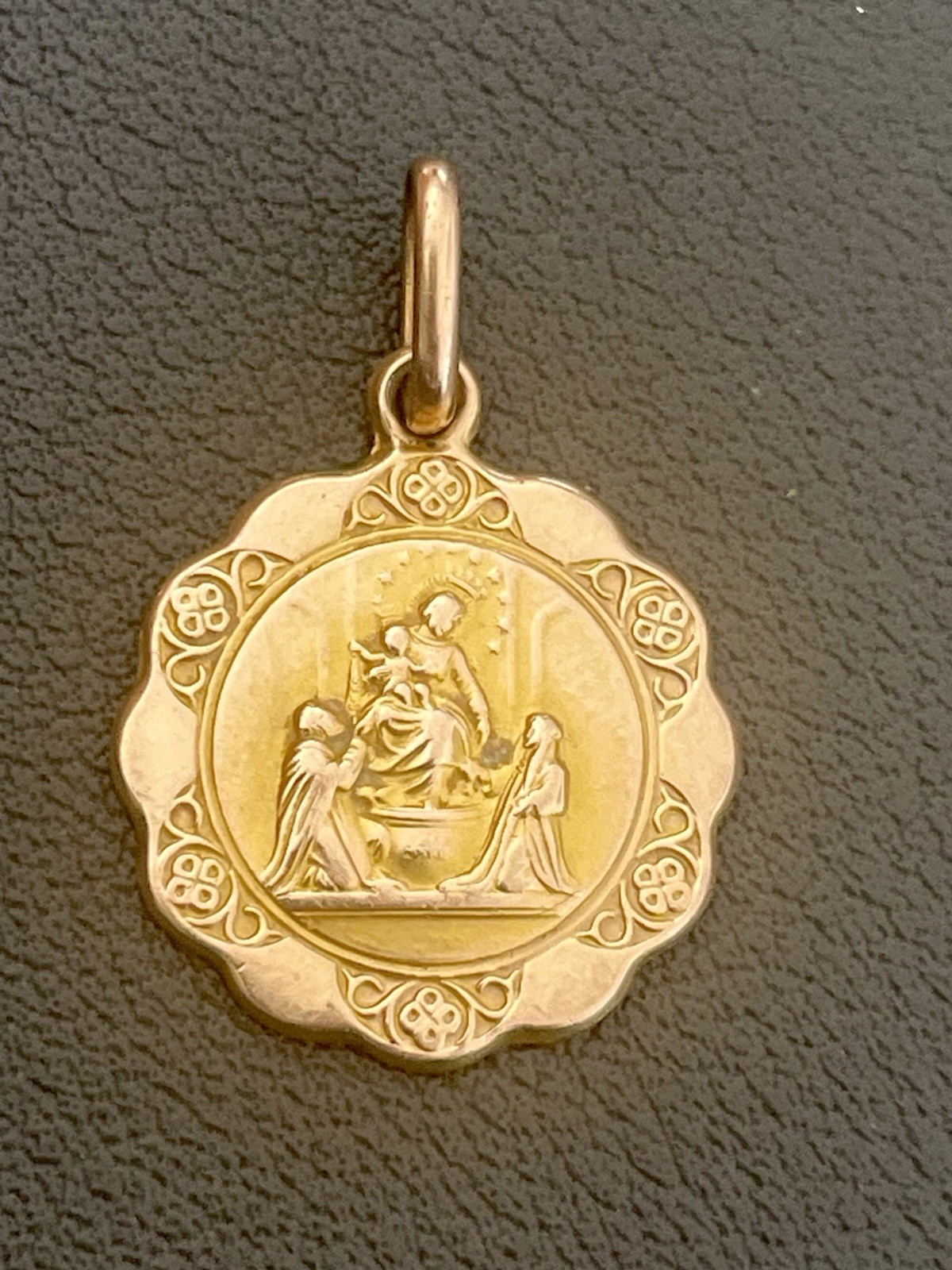 UnoAErre 12KT Gold Religious Mother And Child Italian Pendant (H95)