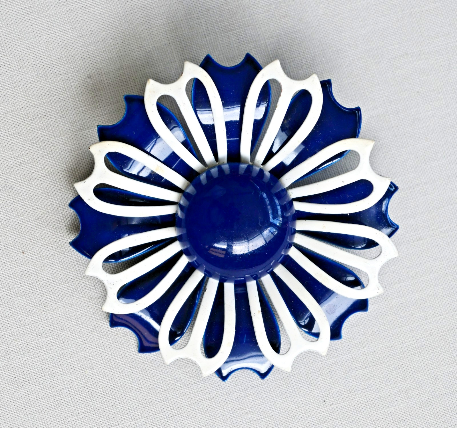 Vintage Retro Enamel Daisy Flower Floral Navy Blue White Brooch Pin