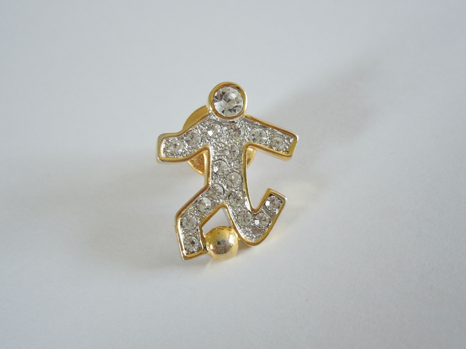 Bicolor Strass Stone Soccer Player Brooch Pin 4,6 g 2,2 x 1,8 cm