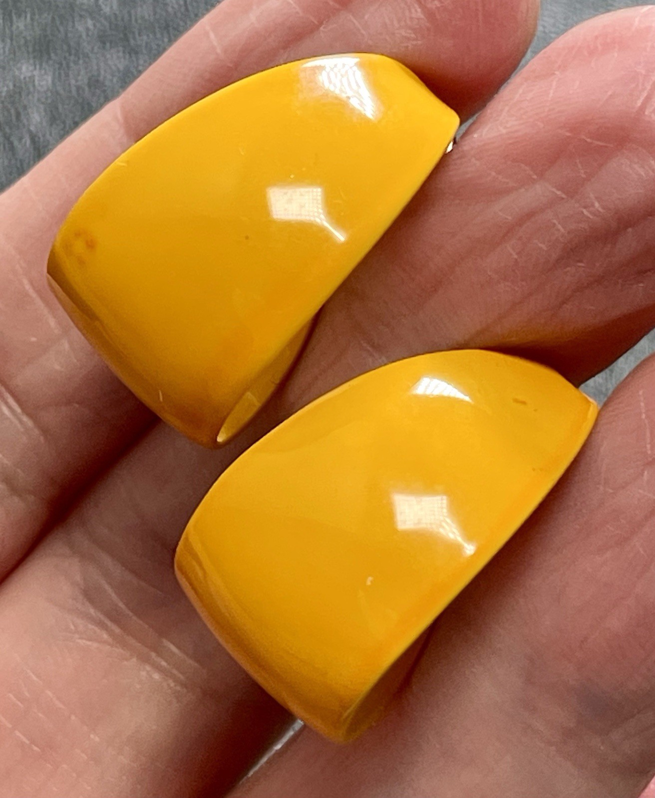Vintage 1” Mustard Yellow Retro Curled Hoop Enameled Metal Earrings
