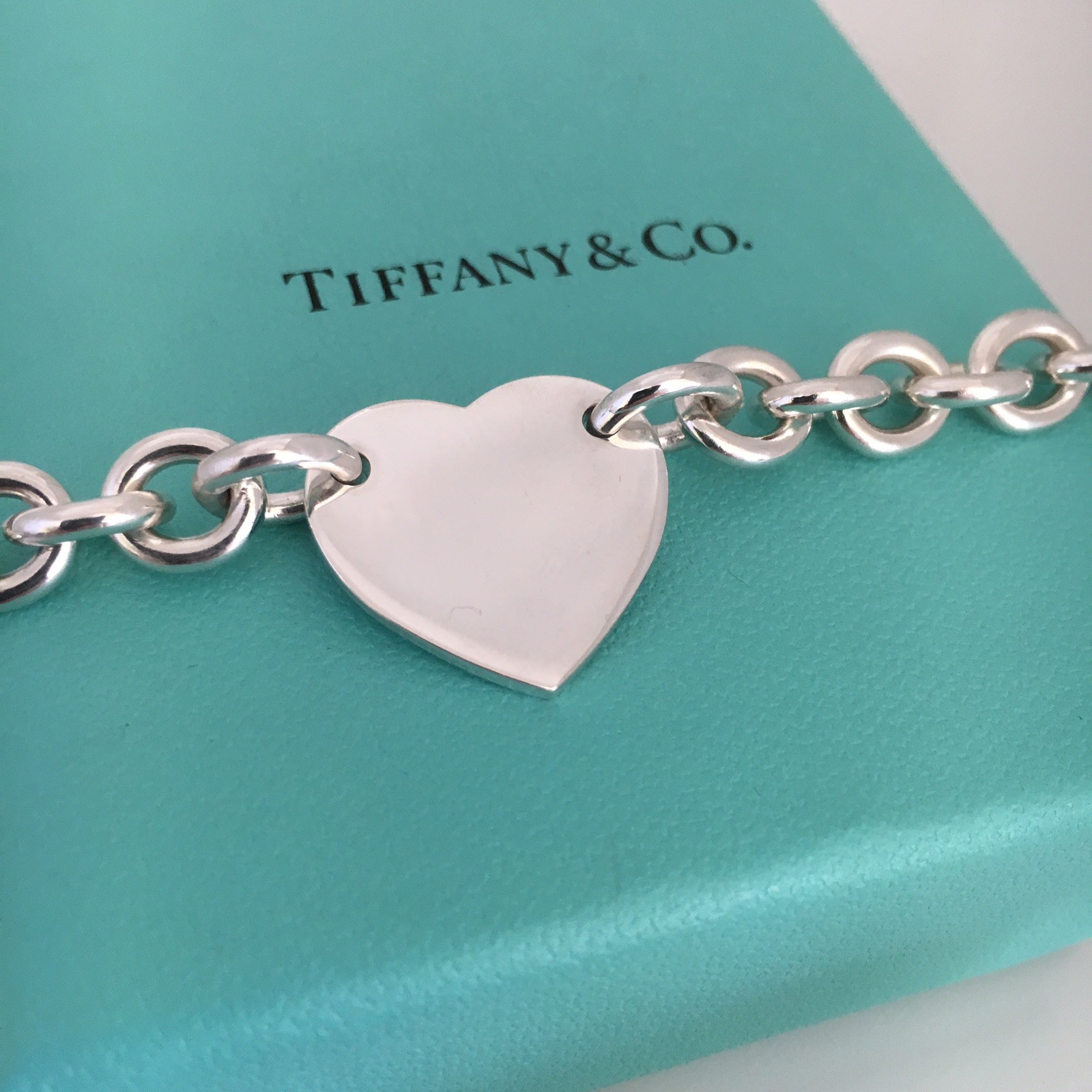 7.5″ Medium Please Return To Tiffany & Co Center Heart Charm Bracelet in Silver