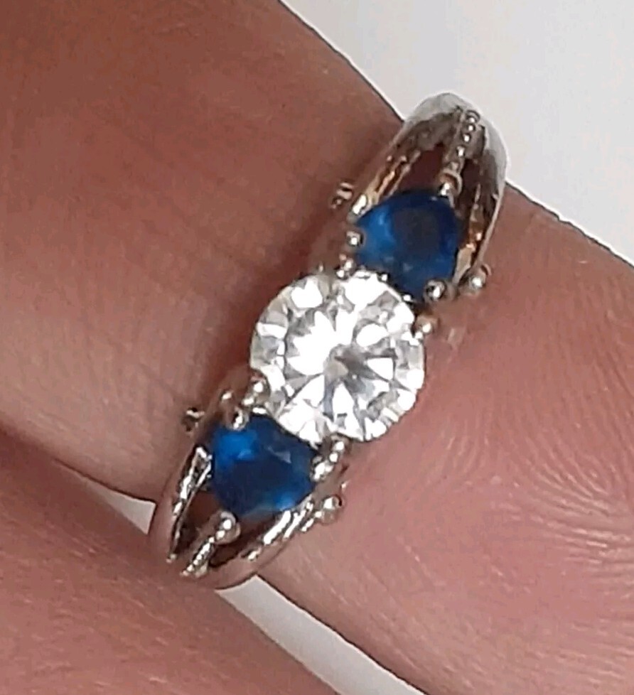 blue & white/colorless prong set stone trio Silvertone ring size 6.5