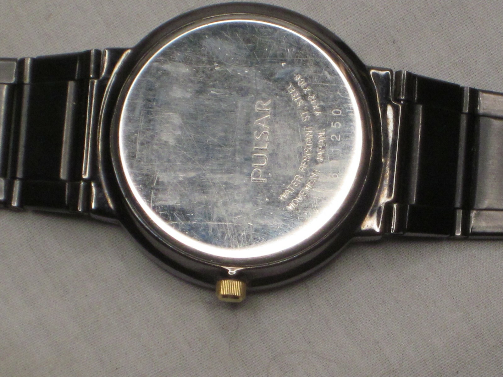 pre-owned PULSAR wristwatch date time VX42-X106 black w/ gold accent