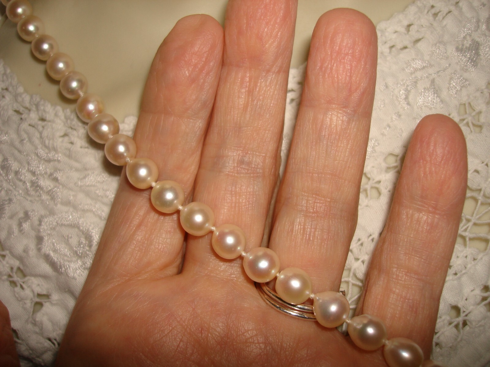 Vtg Nice One Strand Approx 8.3mm Pearl 14K Gold Clasp 30″ Opera Length Necklace