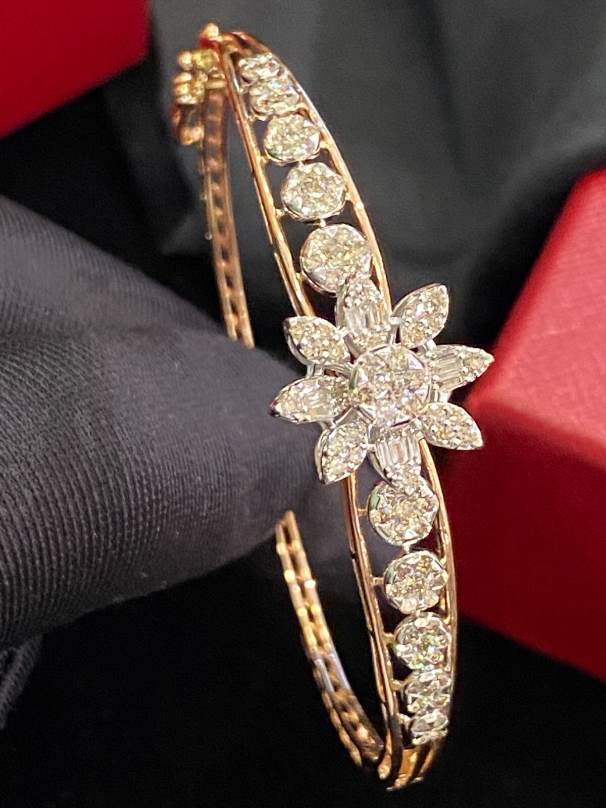 Stunning 1.90 Cts Round Baguette Cut Diamonds Hinged Bangle Bracelet In 14K Gold
