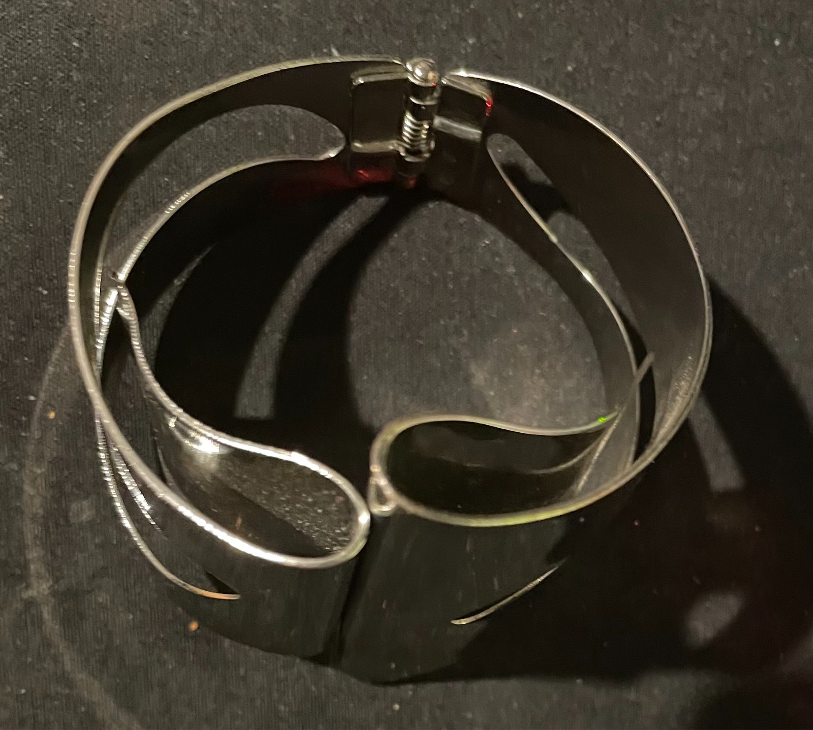 Unique Metal Clamper Hinged Bracelet – Approx 6 In