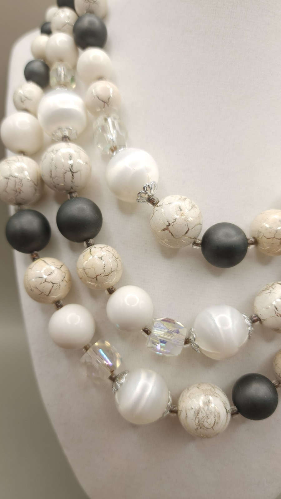 Vintage 50s-60s JAPAN 3 Strand Gray White Acrylic Beaded Statement 14″ Necklace