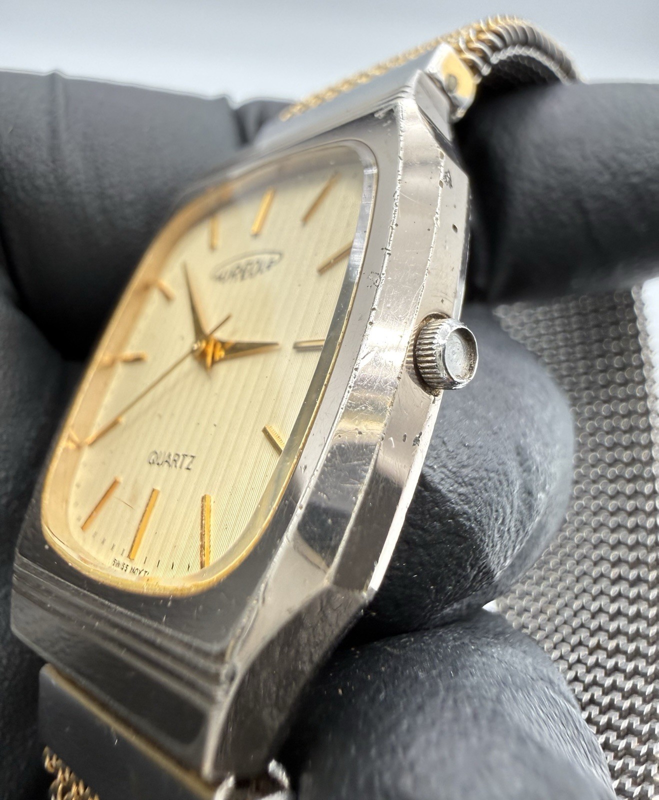 Aureole Quartz Gold Dial Wristwatch