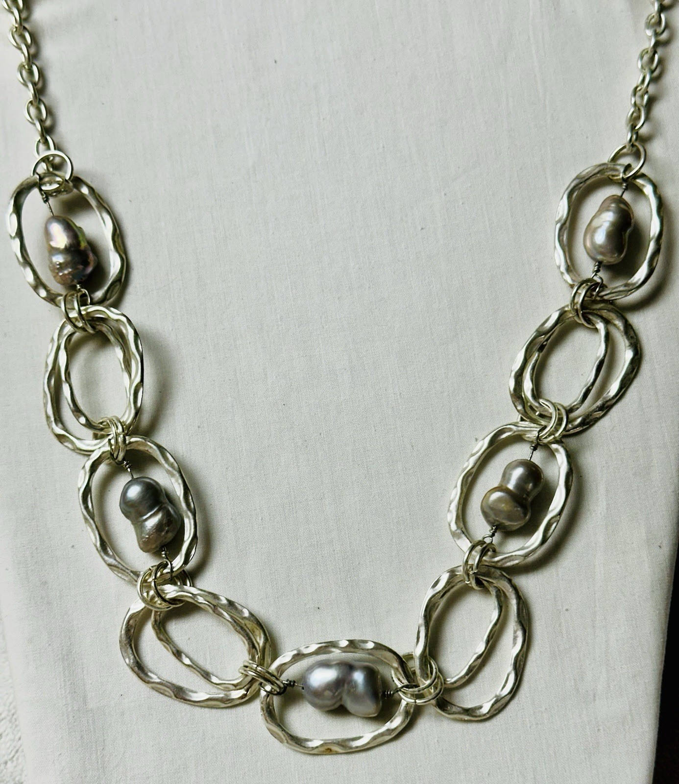 Hammered Silver Tone Oval Link Pearly Bead Collar Necklace n0357